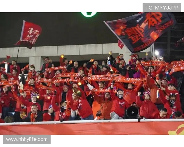 激情四溢的球迷快闪活动点燃全城热血氛围引爆赛事狂欢 激情四溢的球迷快闪活动点燃全城热血氛围引爆赛事狂欢