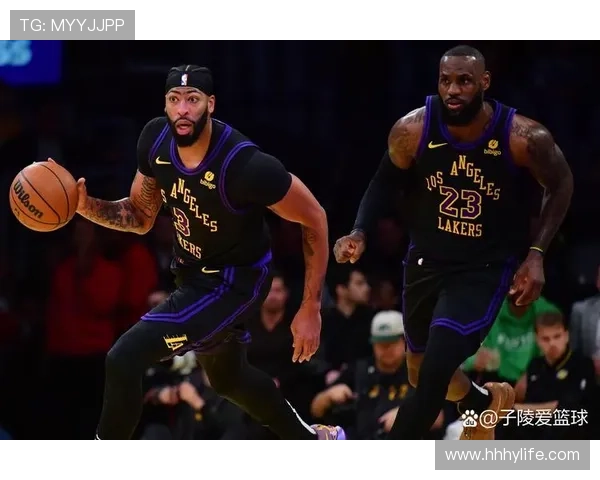 NBA今日焦点：湖人逆转战胜勇士 詹姆斯与戴维斯合力引领球队胜利 - 副本